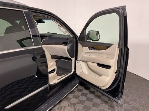 Used 2019 Cadillac Escalade Luxury AWD/4WD image 37
