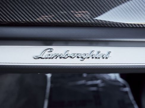 Used 2025 Lamborghini Urus SE image 42