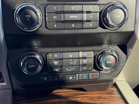 Certified 2019 Ford F150 Lariat image 25