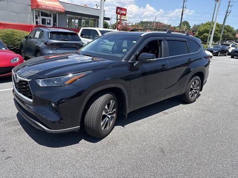 Used 2024 Toyota Highlander XLE FWD image 3