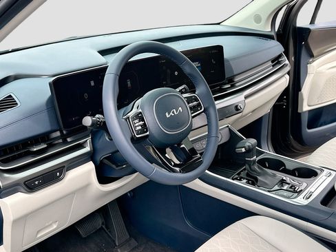 New 2025 Kia Carnival SX image 4