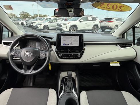 Used 2025 Toyota Corolla LE image 20