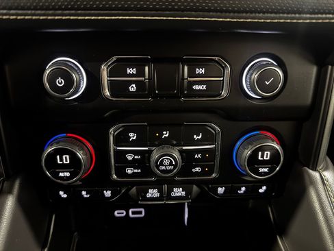Used 2023 Chevrolet Suburban Premier AWD/4WD image 37
