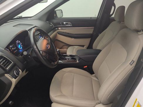 Used 2019 Ford Explorer XLT image 17
