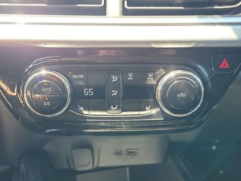 Used 2025 Chevrolet Trax LT w/ LT Convenience Package FWD image 28