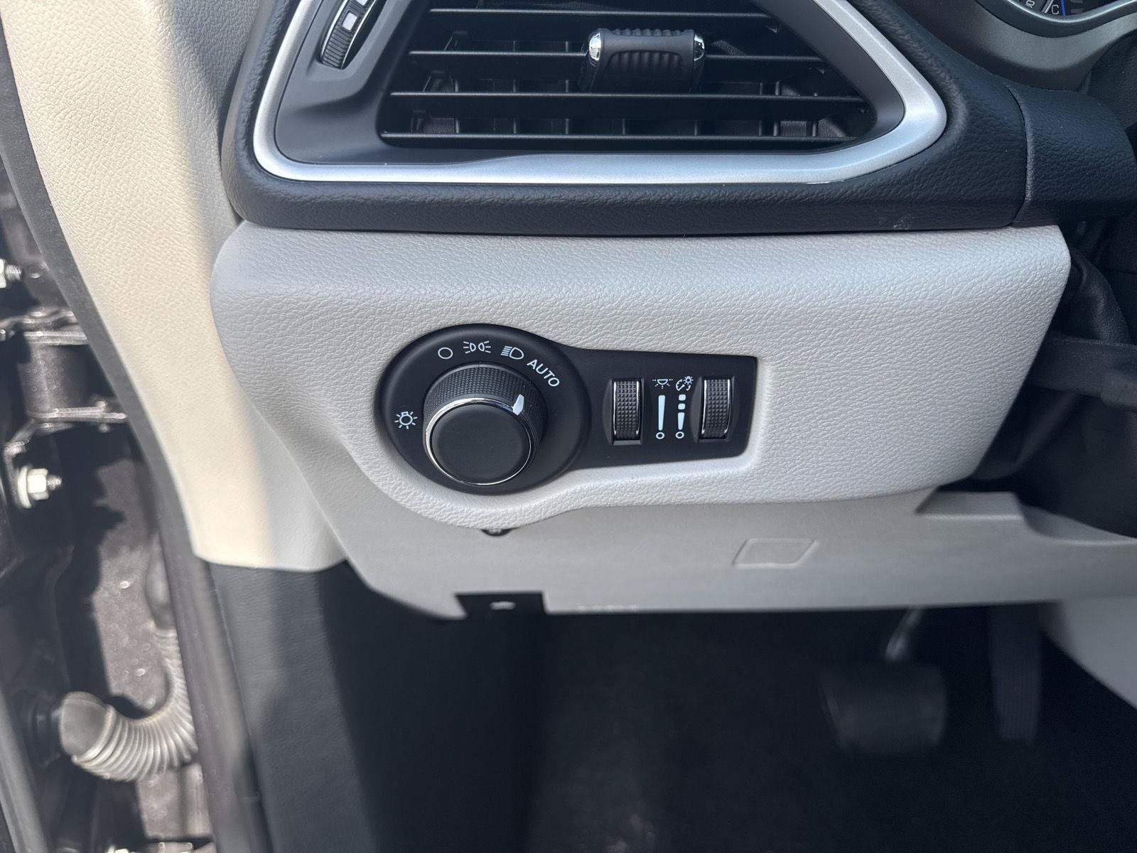Used 2022 Chrysler Voyager LX FWD image 24