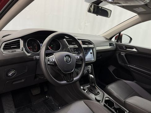 Used 2020 Volkswagen Tiguan SE w/ Panoramic Sunroof Package image 9