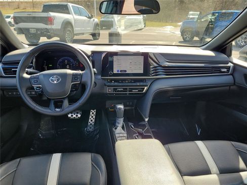 Used 2025 Toyota Camry SE image 7