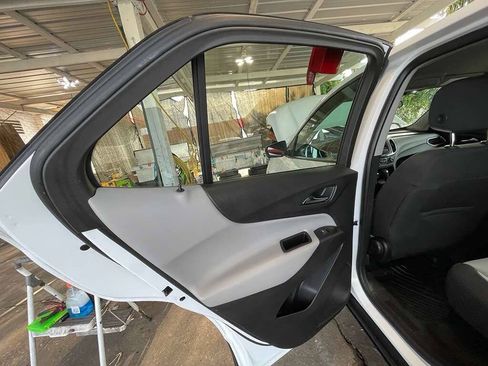 Used 2018 Chevrolet Equinox LS FWD image 12