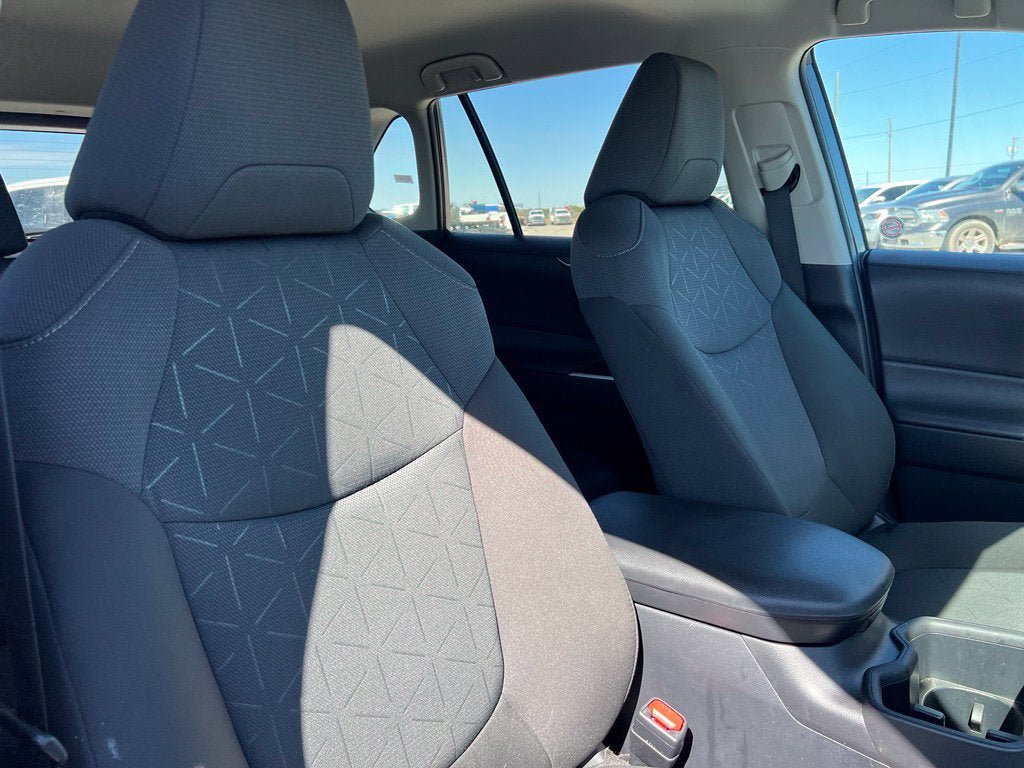 Used 2025 Toyota RAV4 XLE AWD/4WD image 28