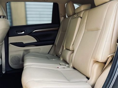 Used 2018 Toyota Highlander Limited Platinum FWD image 10