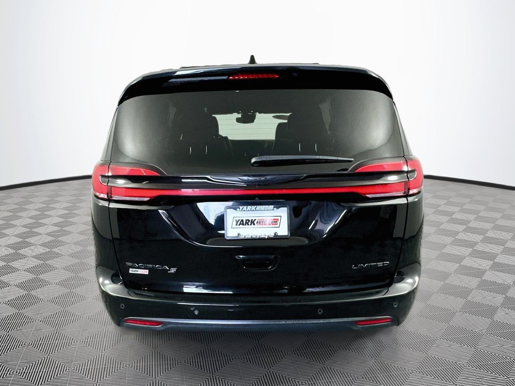 Certified 2025 Chrysler Pacifica Limited FWD image 9