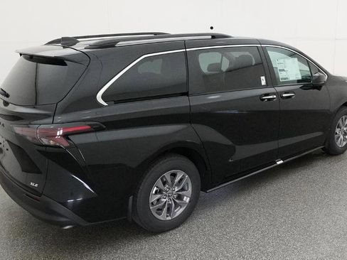 New 2026 Toyota Sienna XLE FWD image 8