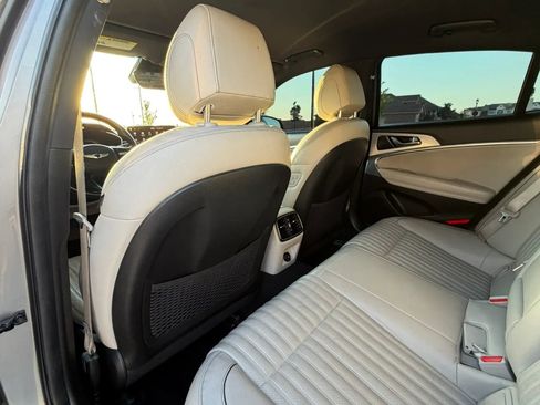 Used 2022 Genesis G70 3.3T RWD image 31