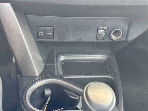 Used 2017 Toyota RAV4 LE FWD image 17