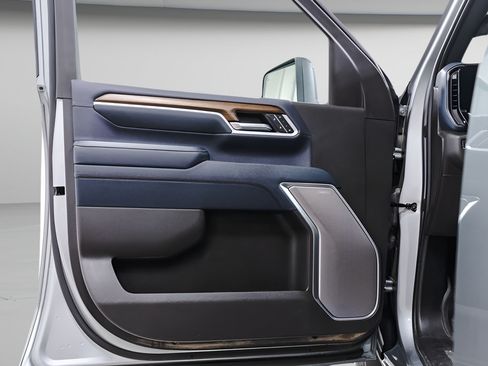 Used 2025 Chevrolet Silverado 3500 High Country w/ High Country Premium Package AWD/4WD image 23