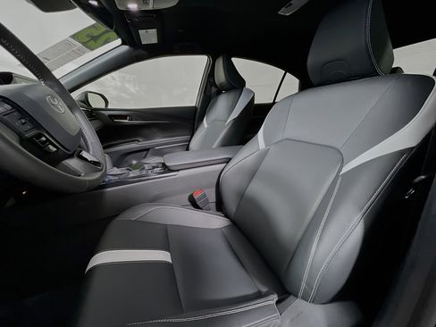 Used 2025 Toyota Camry SE image 15