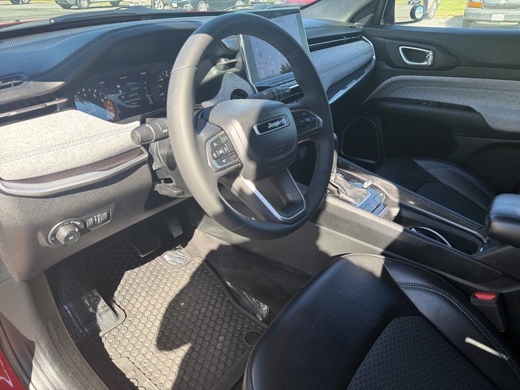 Used 2023 Jeep Compass Latitude w/ Convenience Group AWD/4WD image 10