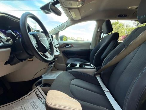 Used 2021 Chrysler Pacifica Touring FWD image 32