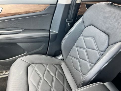 Used 2025 Volkswagen Atlas SE image 32