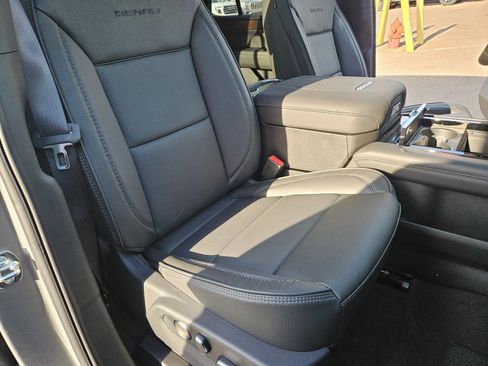 New 2026 GMC Yukon Denali w/ Denali Reserve Package AWD/4WD image 32