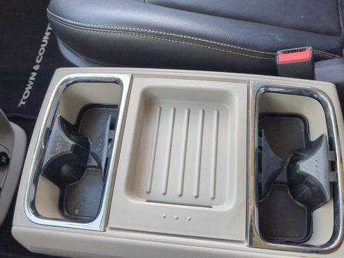 Used 2016 Chrysler Town & Country Touring FWD image 12
