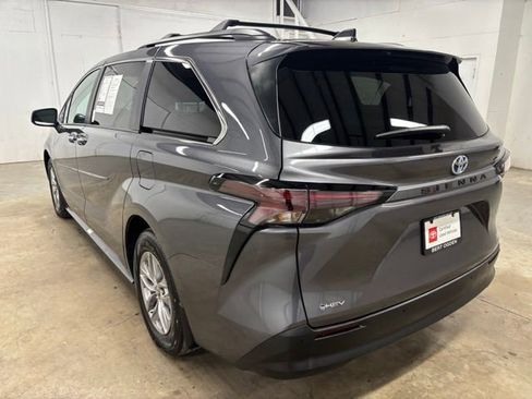 Certified 2025 Toyota Sienna XLE FWD image 5