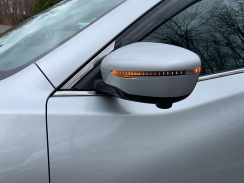 Used 2019 Nissan Rogue SL w/ Premium Package image 10