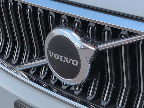 Used 2024 Volvo XC40 B5 Core AWD/4WD image 12
