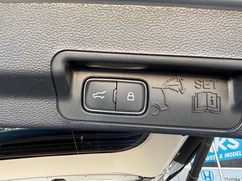 Used 2025 Ford Explorer Active AWD/4WD image 31