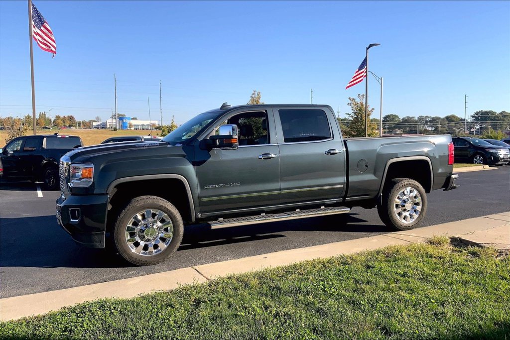 Used 2018 GMC Sierra 2500 Denali w/ Duramax Plus Package AWD/4WD image 12