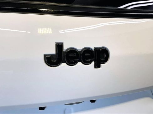 Used 2025 Jeep Grand Cherokee L Limited w/ Black Appearance Package AWD/4WD image 33