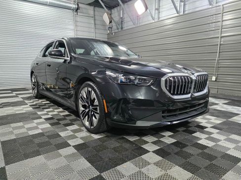 Used 2025 BMW 530i xDrive w/ Premium Package image 4