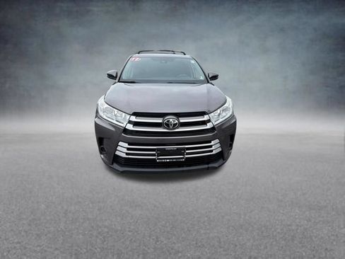 Used 2019 Toyota Highlander LE AWD/4WD image 9
