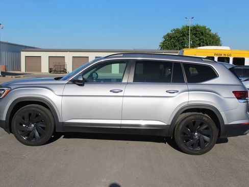 Used 2024 Volkswagen Atlas SE AWD/4WD image 3