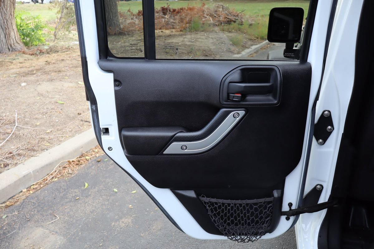 Used 2015 Jeep Wrangler Unlimited Rubicon w/ Connectivity Group AWD/4WD image 25