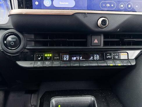 Used 2025 Toyota Crown Signia AWD/4WD image 19