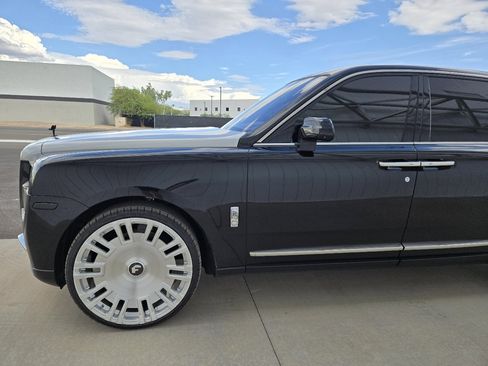 Used 2020 Rolls-Royce Cullinan Black Badge image 22