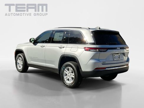 Used 2025 Jeep Grand Cherokee Laredo RWD image 5