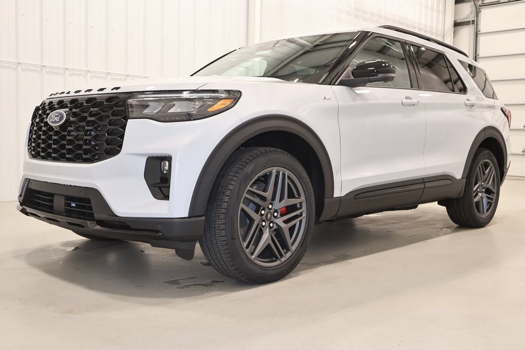 New 2026 Ford Explorer ST-Line w/ ST-Line Street Pack AWD/4WD image 4