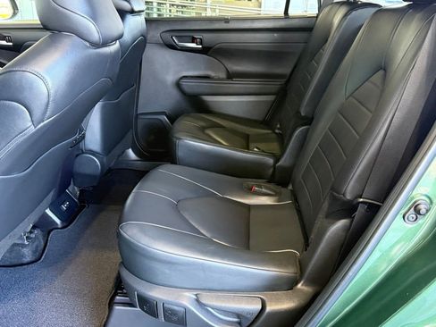 Certified 2024 Toyota Highlander XLE image 34