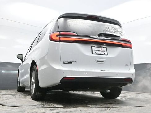Used 2023 Chrysler Pacifica Touring-L image 35