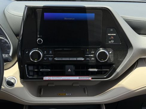 Used 2025 Toyota Highlander XLE AWD/4WD image 18