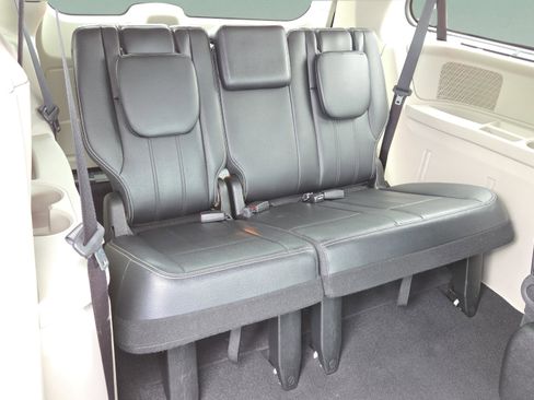 Used 2013 Chrysler Town & Country Touring FWD image 16