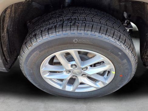 New 2026 Jeep Grand Cherokee L Laredo image 7