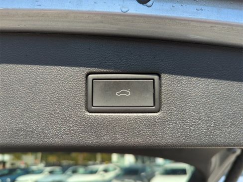 Used 2022 Volkswagen Tiguan SE R-Line image 21