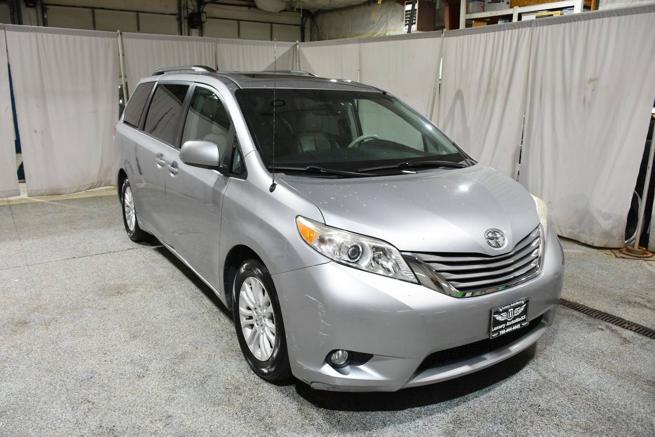 Used 2012 Toyota Sienna XLE FWD image 3