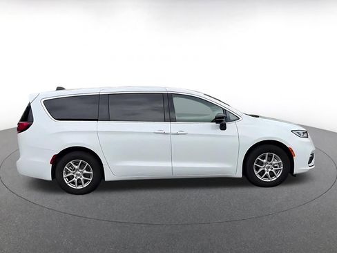 Used 2025 Chrysler Pacifica Select image 16
