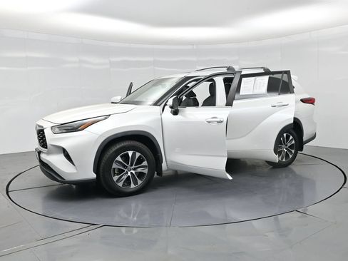 Used 2023 Toyota Highlander XLE AWD/4WD image 32