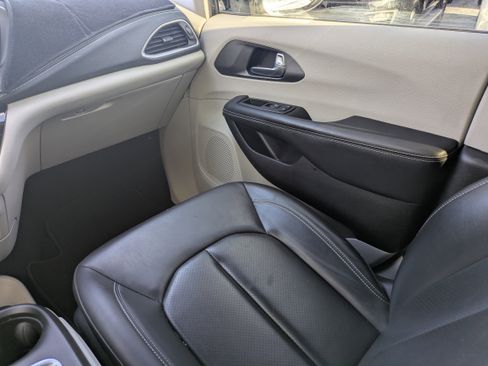 Used 2023 Chrysler Pacifica Touring-L image 12